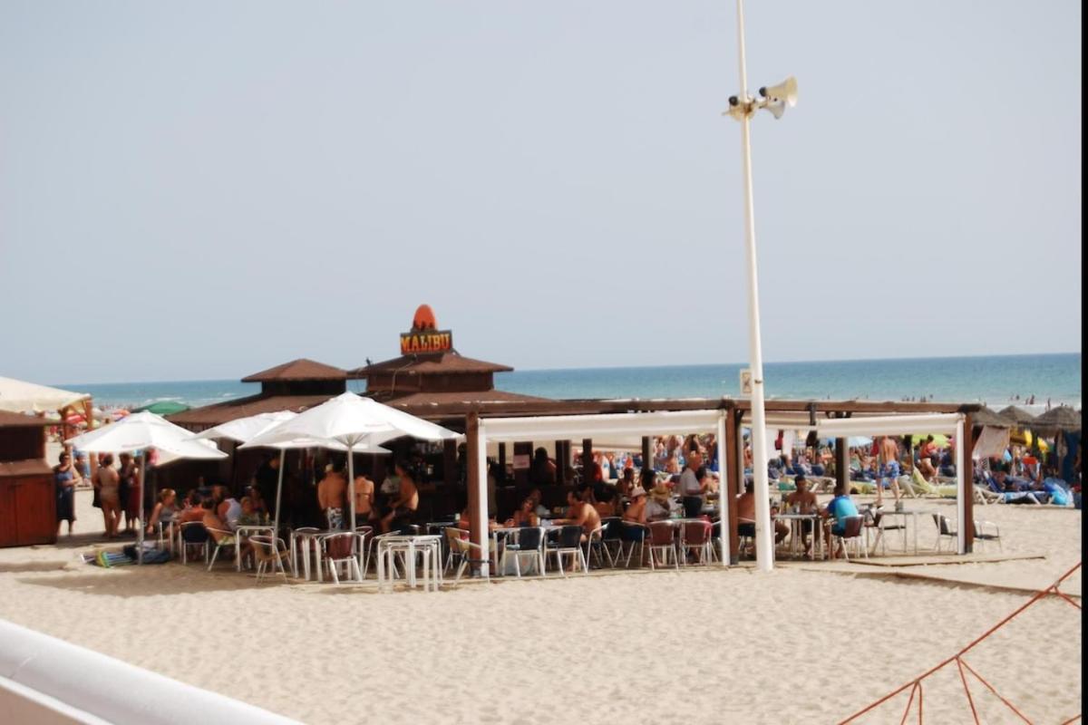 Estudio centrico metros de la playa con aire by Lightbooking Cádiz Exterior foto