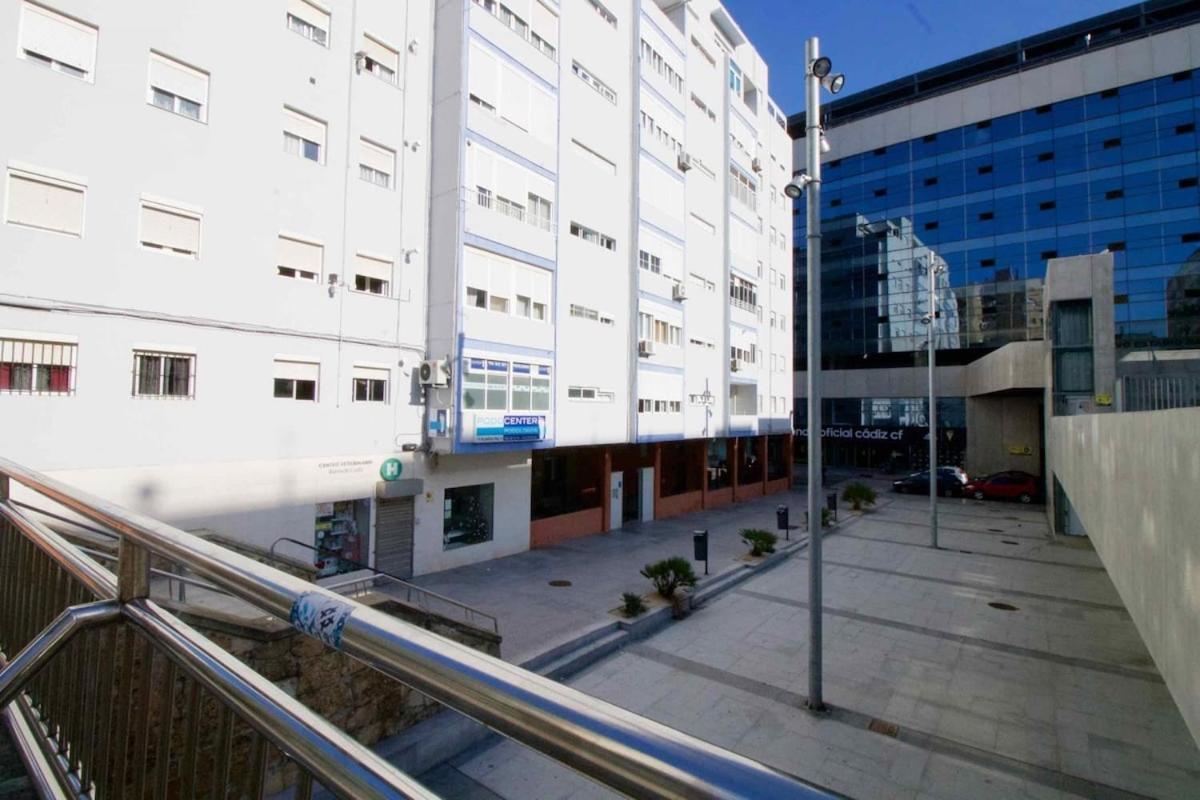 Estudio centrico metros de la playa con aire by Lightbooking Cádiz Exterior foto