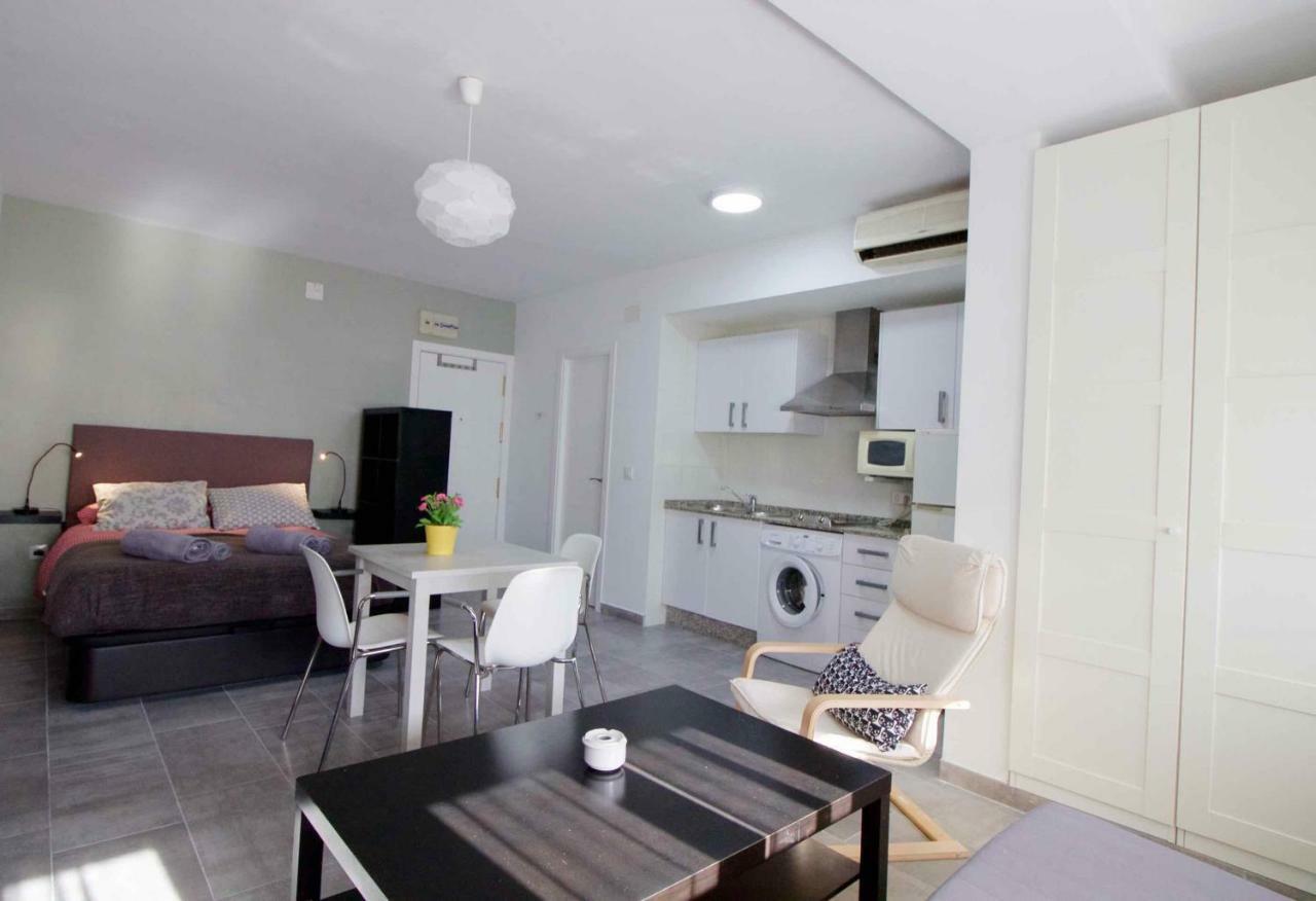 Estudio centrico metros de la playa con aire by Lightbooking Cádiz Exterior foto